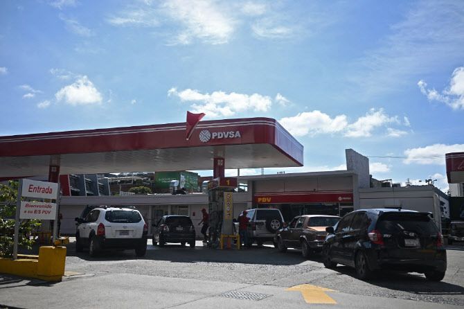 4일(현지시간) 베네수엘라 카라카스의 한 주유소에 주유를 하기 위한 차들이 대기 중이다. (사진=AFP)