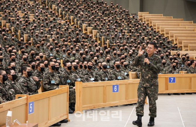 김규하 육군참모총장이 5일 오후 충남 논산 육군훈련소에서 교육을 받고있는 훈련병을 대상으로 군 복무의 의미와 가치에 대해 정신전력교육을 하고 있다. (사진=육군)