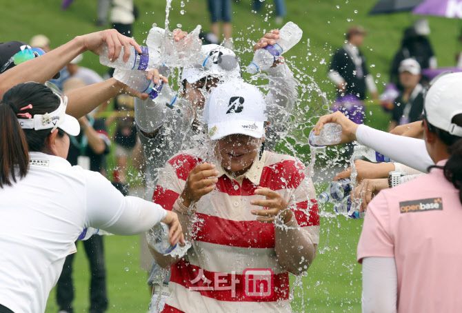 지난해 8월 열린 KLPGA 투어 KG 레이디스 오픈에서 신다인이 연장 끝에 첫 우승을 차지하자 동료들이 물을 뿌리며 축하해주고 있다. (사진=이데일리DB)