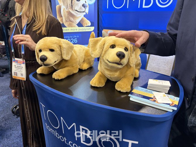 반려동물 로봇을 선보이는 톰봇(TOMBOT)의 강아지 로봇 제니 (사진=김소연 기자)