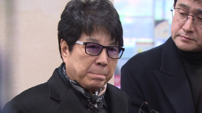 가수 조용필이 5일 서울 서초구 서울성모병원 장례식장에 마련된 배우 안성기의 빈소 조문을 마친 뒤 취재진의 질문에 답하고 있다. (사진=연합뉴스TV, 연합뉴스 제공)