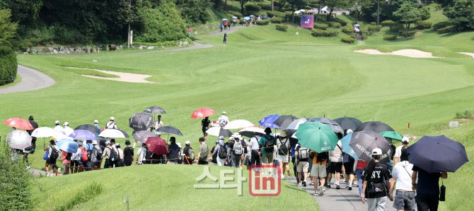 지난해 8월 열린 KLPGA 투어 제14회 KG 레이디스 오픈 2라운드를 찾은 갤러리들이 배소현, 노승희, 이예원 조를 따라 이동하고 있다. (사진=이데일리 방인권 기자)