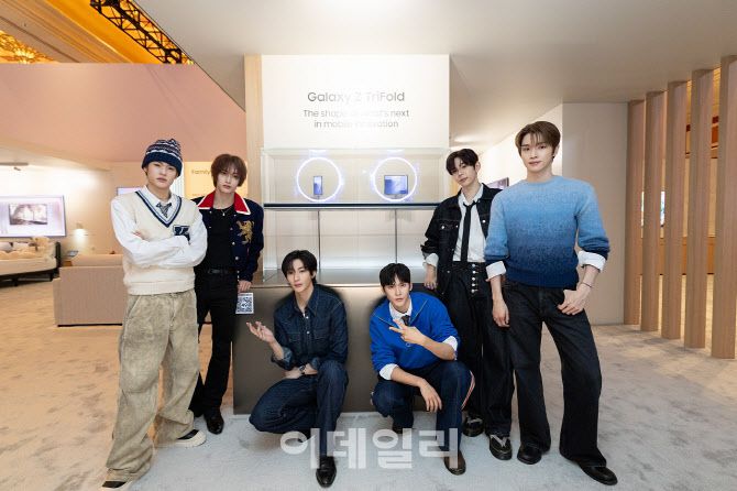 K팝 아티스트 라이즈(RIIZE)가 삼성전자 ‘더 퍼스트룩’ 단독 전시관에서 두 번 접는 폴더블폰 ‘갤럭시 Z 트라이폴드’를 소개하고 있다. (사진=삼성전자)