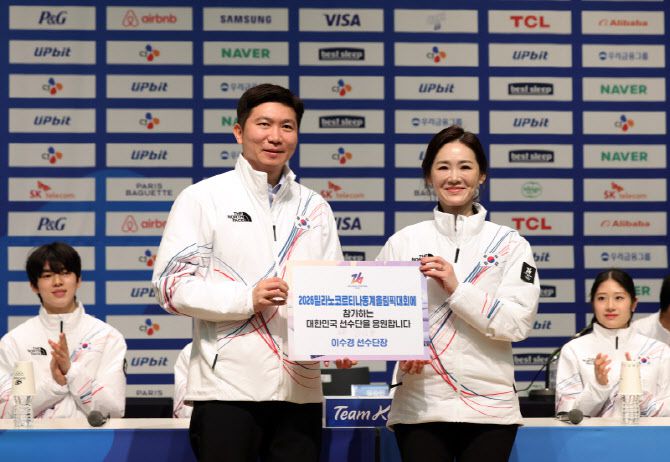 7일 충북 진천선수촌에서 열린 2026 밀라노코르티나 동계올림픽대회 D-30 미디어데이에서 유승민 대한체육회장이 이수경 선수단장에게 격려금을 전달한 뒤 기념촬영하고 있다. 사진=연합뉴스