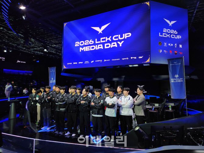 7일 치지직 롤파크에서 열린 LCK컵 미디어데이에서 참여 감독 및 선수가 기념 사진을 촬영하고 있다. (사진=안유리 기자)