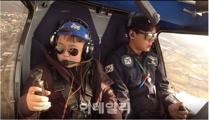 김도훈 학생이 일반인 중 아시아에서 첫 전기 비행기에 탑승해 기념 촬영을 하고 있다