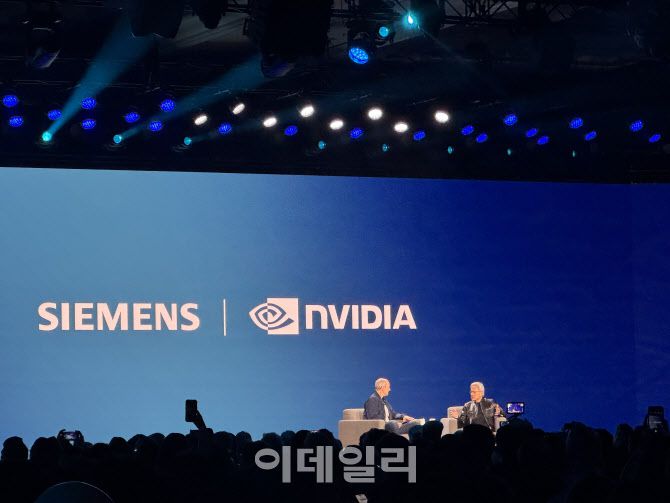 롤랜드 부시 지멘스 최고경영자(CEO)와 젠슨 황 엔비디아 CEO가 6일(현지시간) 미국 라스베이거스 베네시안 호텔에서 세계 최대 IT·가전 전시회 ‘CES 2026’ 기조연설을 하고 있다.(사진=공지유 기자)