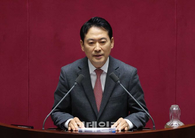 [이데일리 노진환 기자] 장동혁 국민의힘 대표가 22일 서울 여의도 국회에서 열린 제430회국회(임시회) 제2차 본회의에서 ‘12·3 윤석열 비상계엄 등에 대한 전담재판부 설치 및 제보자 보호 등에 관한 특별법안(대안)에 대한 수정안’에 대한 무제한 토론을 하고 있다.