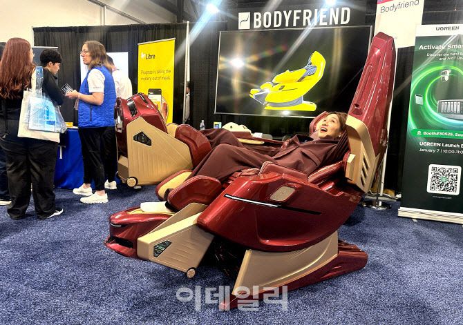 CES 2026 전시회에서 참관객이 바디프랜드의 AI헬스케어로봇 ‘733’을 체험하고 있다.(사진=바디프랜드)