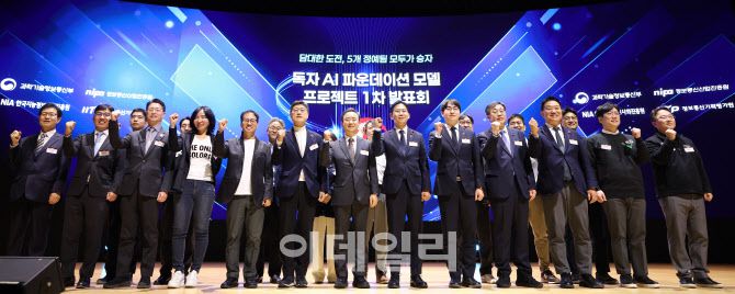 [이데일리 이영훈 기자] 배경훈 부총리 겸 과학기술정보통신부 장관(가운데)과 임문영 국가인공지능전략위원회 부위원장, 하정우 AI미래기획수석비서관 등 참석자들이 30일 오후 서울 강남구 코엑스에서 열린 ‘독자 AI 파운데이션 모델’ 프로젝트 1차 발표회에서 기념촬영을 하고 있다.