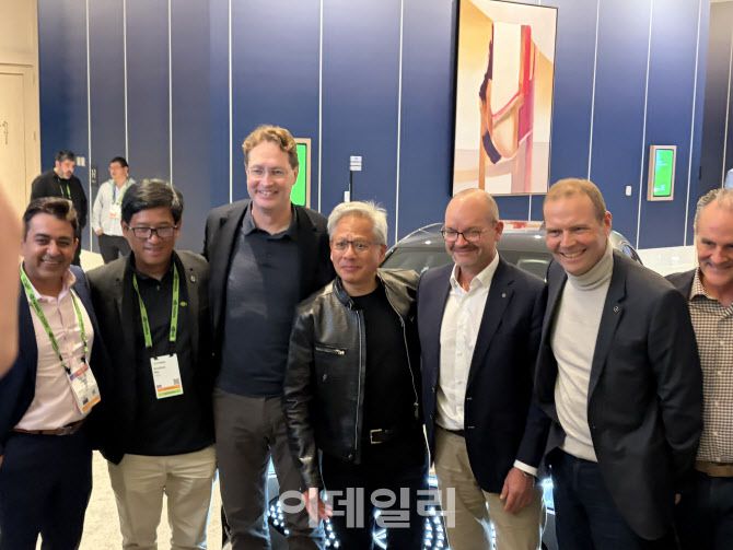 젠슨 황 엔비디아 CEO(가운데)가 6일(현지시간) 오후 미국 라스베이거스 퐁텐블로 호텔에서 올레 칼레니우스 메르세데스-벤츠 회장(왼쪽에서 세 번째) 등과 사진 촬영하고 있다. 젠슨 황 CEO는 촬영 직후 정의선 회장이 있는 미팅룸으로 들어갔다. (사진=김소연 기자)