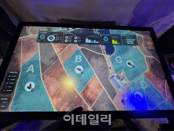 6일(현지시간) 미국 라스베이거스 컨벤션 센터(LVCC)에 마련된 일본 농기계 전문 기업 쿠보타 전시장에서 디지털 트윈을 통해 농기계의 작업 현황을 확인할 수 있다.(사진=공지유 기자)