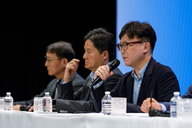 용석우 삼성전자 영상디스플레이(VD)사업부장 사장이 6일(현지시간) 미국 라스베이거스에서 열린 세계 최대 가전·IT 전시회 ‘CES 2026’ 기간 중 개최한 ‘딥 다이브’(Deep Dive) 세션에서 발언하고 있다. (사진=삼성전자)