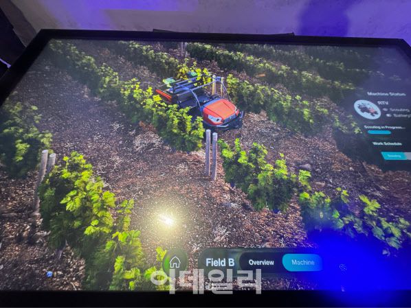 6일(현지시간) 미국 라스베이거스 컨벤션 센터(LVCC)에 마련된 일본 농기계 전문 기업 쿠보타 전시장에서 디지털 트윈을 통해 농기계의 작업 현황을 확인할 수 있다.(사진=공지유 기자)