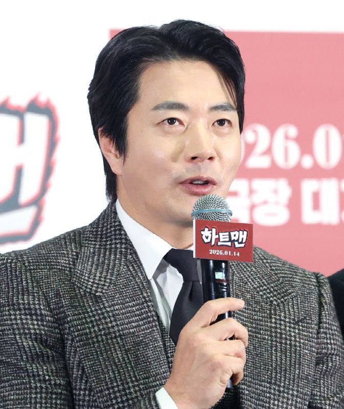 배우 권상우가 8일 서울 송파구 롯데시네마 월드타워점에서 열린 영화 하트맨 언론시사회에 참석해 취재진 질문에 답하고 있다. (사진=뉴스1)