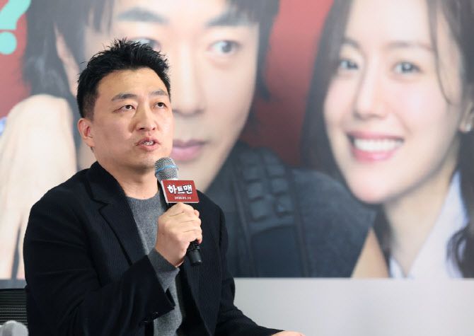 최원섭 감독이 8일 서울 송파구 롯데시네마 월드타워점에서 열린 영화 하트맨 언론시사회에 참석해 인사말을 하고 있다.(사진=뉴스1)