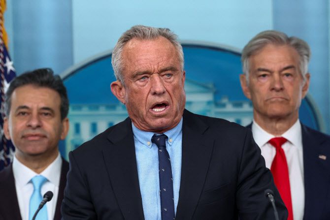 로버트 F. 케네디 주니어 미국 보건복지부 장관이 7일(현지시간) 미국 식품의약국(FDA) 국장 마틴 마카리와 메디케어·메디케이드 서비스센터(CMS) 수장 메흐메트 오즈가 뒤에 선 가운데 백악관 브리핑에서 발언하고 있다. (사진=로이터)