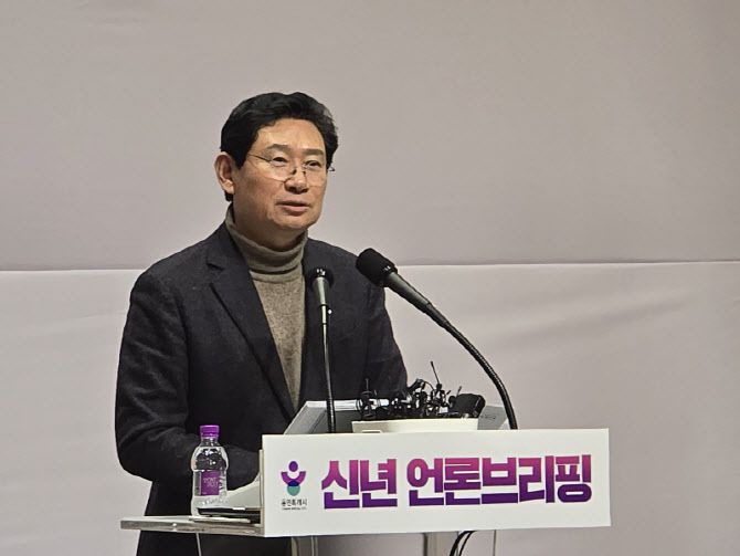 이상일 용인특례시장이 9일 신년 언론브리핑에서 최근 불거진 용인 반도체 국가산단 이전 논란에 대한 입장을 밝히고 있다.(사진=황영민 기자)