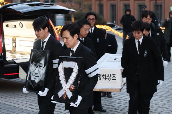 [이데일리 스타in 이영훈 기자] 배우 정우성과 이정재를 비롯한 배우들이 故 안성기의 장례 미사를 위해 9일 오전 서울 중구 명동성당으로 들어서고 있다. 정우성은 고인의 영정을, 이정재는 금관문화훈장을 들고 있다.