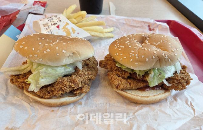 두 제품 모두 통다리살을 두툼하게 튀겨내 패티로 사용했으며, 위에는 양상추가 올라가 있다. 패티 크기가 번(빵)을 넘을 만큼 크다. (사진=한전진 기자)