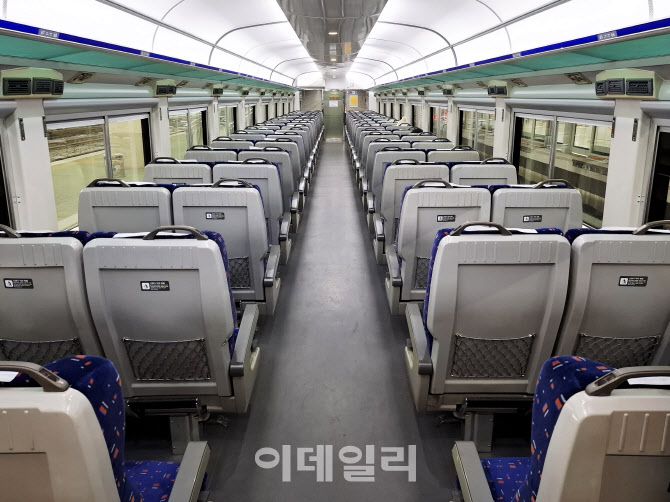 9일 오전 8시 22분 의정부역을 출발한 교외선 2604호 무궁화열차 1호 객실 내부.(사진=정재훈기자)