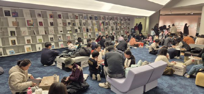 경기도서관을 가득 메운 방문객들.(사진=경기도)