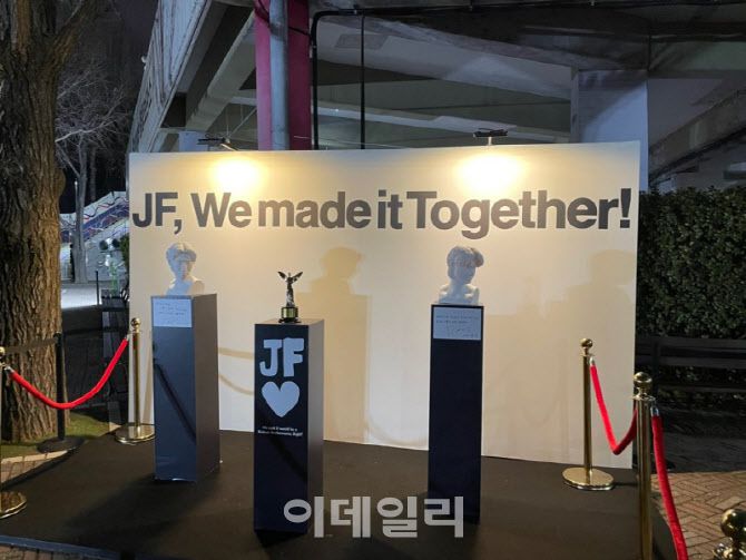 잔나비가 지난달 27~28일 서울 송파구 잠실실내체육관에서 열린 연말 콘서트 ‘합창의 밤’ 공연장 앞에 부스를 마련하고 이데일리 문화대상 트로피를 전시했다.