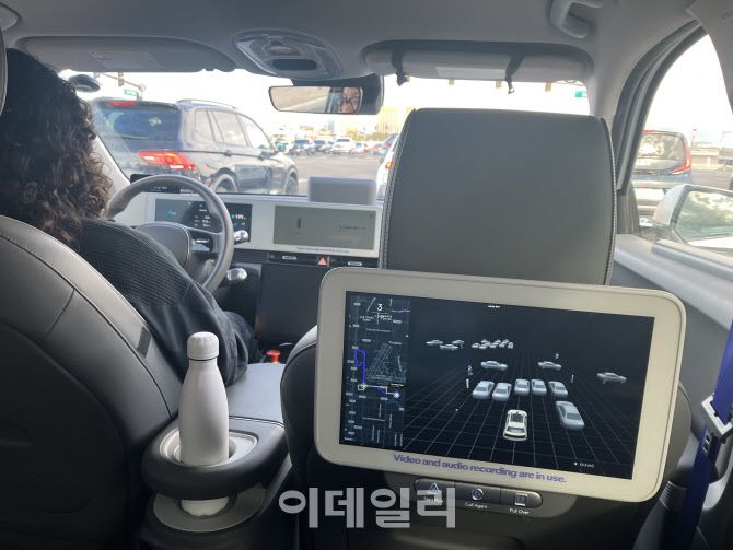 모셔널 ‘아이오닉 5’ 로보택시 주행 중 뒷좌석의 모니터에 각종 센서가 감지한 주변 교통 상황이 제시되는 모습 (사진=정병묵 기자)