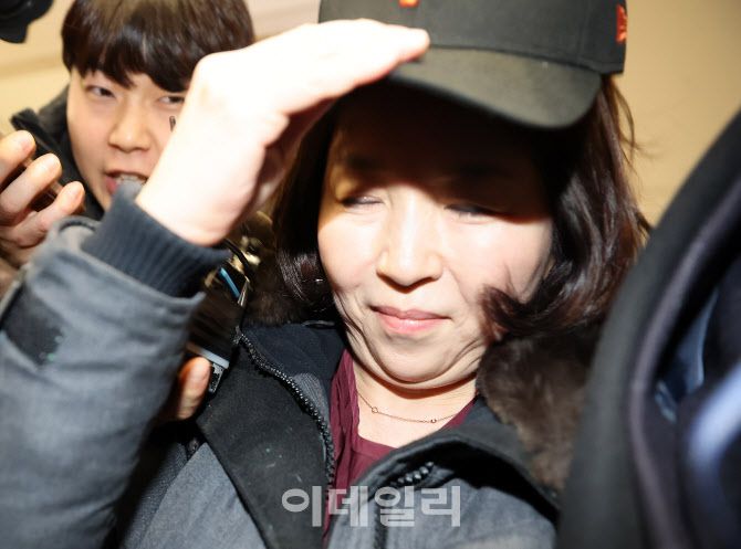 김경 서울시의원이 11일 인천국제공항 제1여객터미널을 통해 귀국하고 있다. (사진= 방인권 기자)