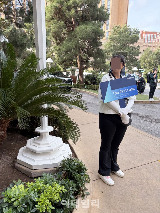 삼성전자는 윈 호텔, 만달레이베이 호텔, LVCC 등 곳곳에 삼성전자 전시관인 더 퍼스트룩 행사장으로 갈 수 있는 방향을 설명하는 인원들을 배치했다. 사진은 윈 호텔 입구에서 더퍼스트룩 행사장을 안내하는 모습. (사진=김소연 기자)