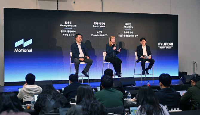 (왼쪽부터)현대차·기아 GSO본부장 김흥수 부사장, 모셔널 로라 메이저 CEO, 현대차·기아 자율주행개발센터장 유지한 전무 (사진=현대차그룹)