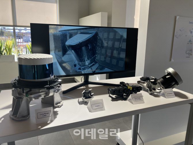 현대 ‘아이오닉 5’ 모셔널 로보택시의 자율주행 핵심 장비들. (왼쪽부터)장거리 라이더(LiDAR), 카메라, 단거리 라이더 및 카메라, 에어 디스트리뷰터 (사진=정병묵 기자)