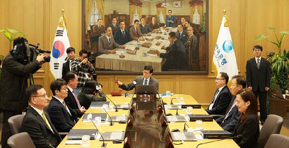 이창용 한국은행 총재가 11월 27일 오전 서울 중구 한국은행 본관에서 열린 금융통화위원회 본회의에서 의사봉을 두드리고 있다. (사진=한국은행)