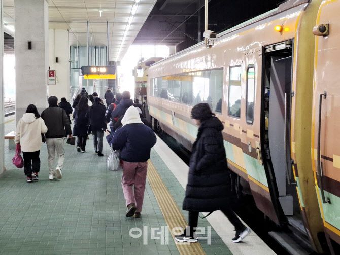 9일 오전 9시 56분 대곡역을 출발한 교외선 2605호 무궁화열차가 의정부역에 도착하자 승객들이 내려 플랫폼을 벗어나고 있다.(사진=정재훈기자)