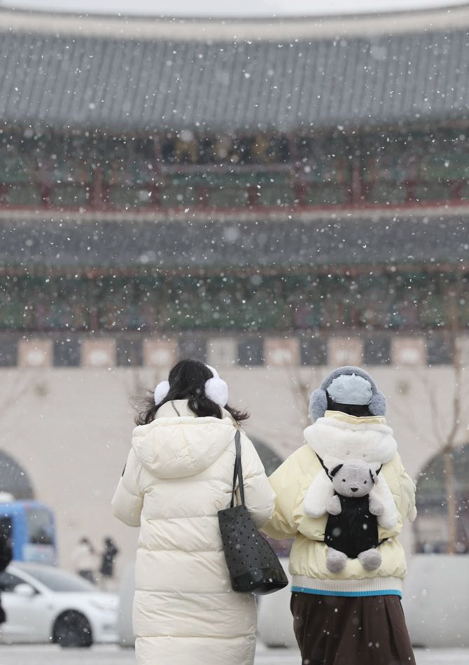 12일 서울 광화문광장 일대에 눈이 내리고 있다.(사진=연합뉴스)