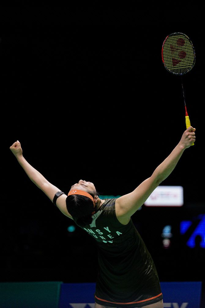 안세영이 말레이시아오픈 우승을 확정지은 뒤 두 팔을 번쩍 들어 포효하고 있다. 사진=AP PHOTO
