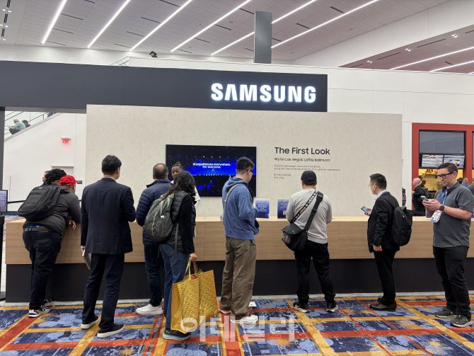 삼성전자가 LVCC 내에 마련한 인포메이션 창구. 여기에서 윈 호텔로 가는 방법이나 관람 신청 방법 등을 안내해준다. (사진=김소연 기자)