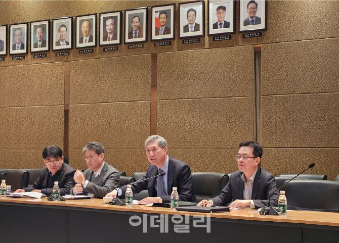 노재헌(오른쪽에서 두번째) 주중 한국대사가 12일 베이징 주중 한국대사관에서 열린 정례브리핑에 참석해 발언하고 있다. (사진=이데일리 이명철 특파원)
