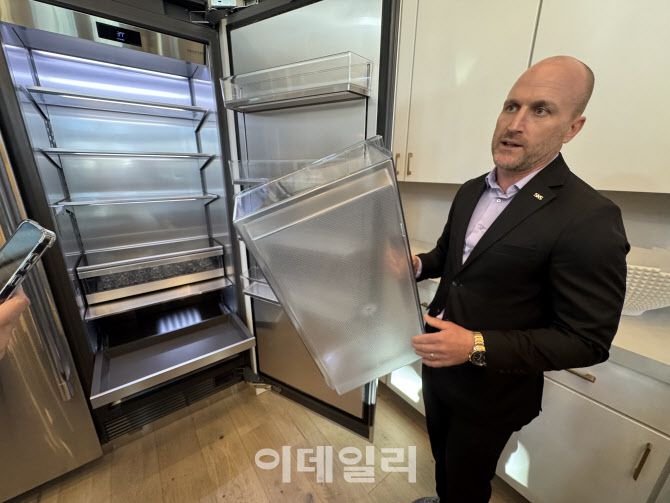 8일(현지시간) 미국 라스베이거스 스프링 밸리 포인테 커뮤니티에 위치한 고급 주택에서 마이클 쿰 LG전자 미국법인 SKS 지역 세일즈 총괄매니저가 총 넓이 60인치의 냉동고·냉장고 빌트인 제품을 설명하고 있다.(사진=공지유 기자)