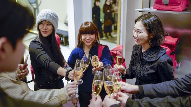 서울 전시 현장에서 두카티 글로벌 인플루언서들이 건배를 나누고 있다. 오른쪽은 성은주 피콰드로 CCO. (사진=피콰드로)