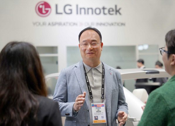 문혁수 LG이노텍 최고경영자(CEO) 사장이 7일(현지시간) 미국 라스베이거스 컨벤션 센터(LVCC) LG이노텍 전시부스에서 직원들과 대화하고 있다.(사진=LG이노텍)