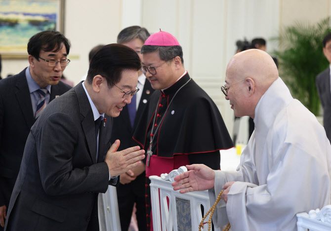 이재명 대통령이 12일 청와대에서 열린 종교지도자 초청 오찬간담회에서 한국종교지도자협의회 공동의장인 대한불교조계종 총무원장 진우스님과 인사하고 있다.(사진=연합뉴스)