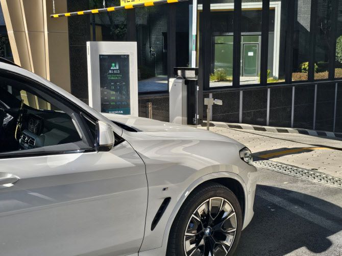 삼성물산 ‘래미안 AI 주차장’ 입출차 사이니지.(사진=삼성물산)