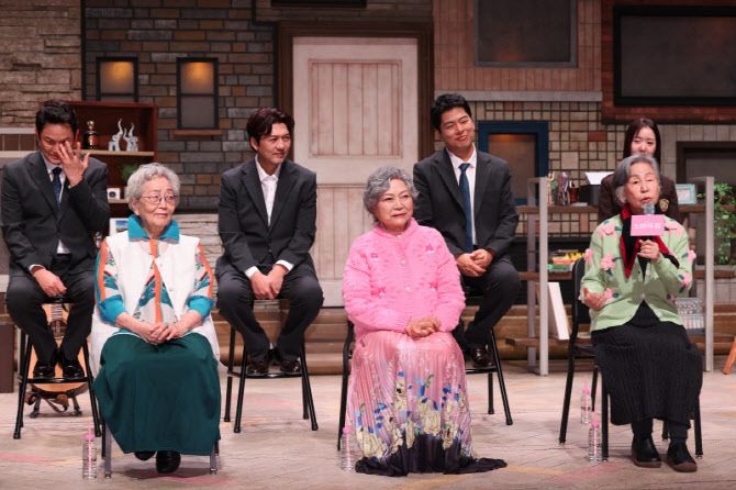 배우 손숙이 13일 서울 강서구 LG아트센터에서 열린 연극 '노인의 꿈' 기자간담회에서 인사말을 하고 있다. (사진=연합뉴스)