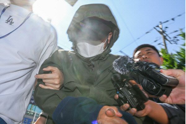 아내와 두 아들을 태운 차량을 몰고 바다로 돌진, 살해한 40대 남성 지모 씨가 지난해 6월 4일 오전 광주 동구 광주지법에서 열리는 구속 전 피의자 신문(영장실질심사)에 나서고 있다 (사진=뉴시스)