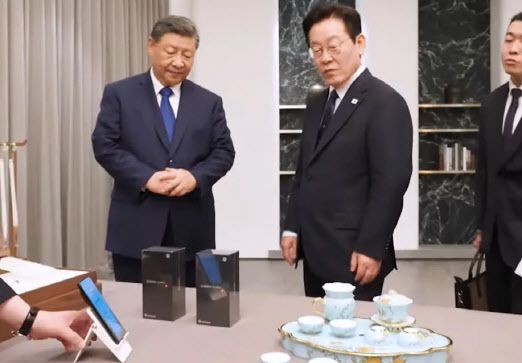 지난해 11월 1일 한중정상회담 당시 샤오미폰을 소개하는 시진핑 중국 국가주석 (사진