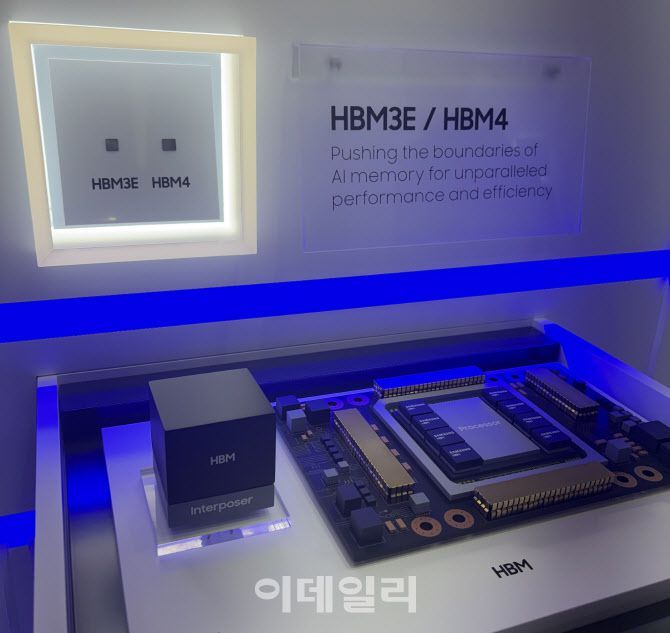 삼성전자가 지난해 10월 22일 서울 강남구 코엑스에서 열린 반도체대전(SEDEX 2025) 부스에서 HBM3E와 HBM4의 실물을 공개했다.(사진=김소연 기자)