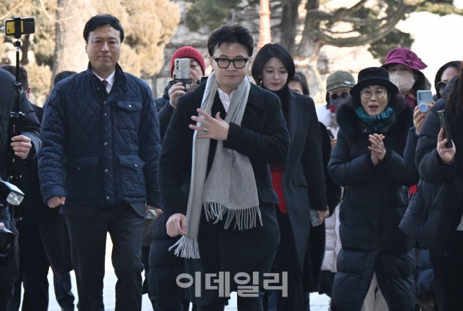 [이데일리 노진환 기자] 한동훈 국민의힘 전 대표가 14일 국회 소통관에서 당 윤리위원회가 본인을 제명 결정한 것과 관련해 입장을 밝히기 위해 기자회견장으로 향하고 있다.