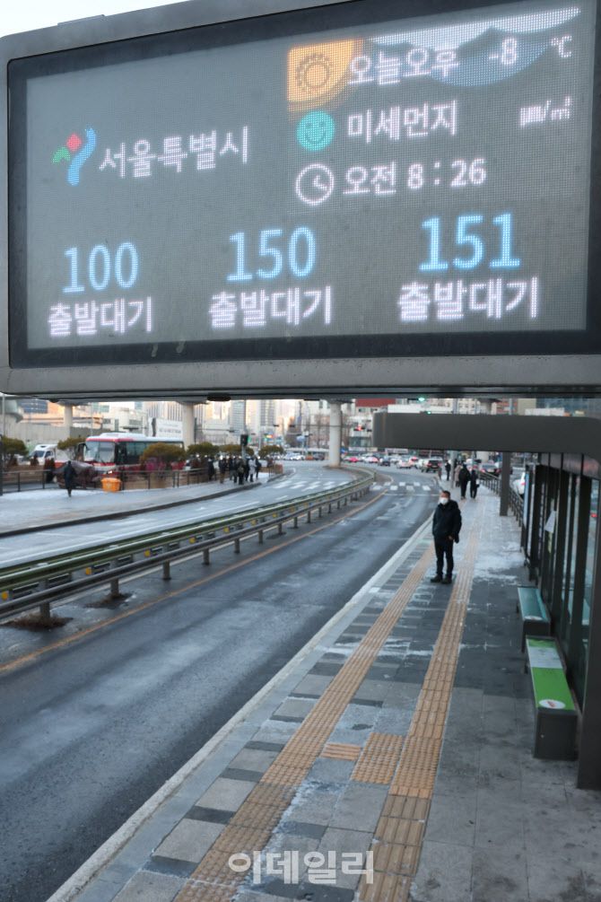 서울 시내버스 노동조합이 무기한 전면파업에 돌입에 들어간지 첫 날인 13일 서울역 버스환승센터 전광판에 각 노선버스의 위치가 ‘출발대기’로 표시되고 있다.(사진=이영훈 기자)