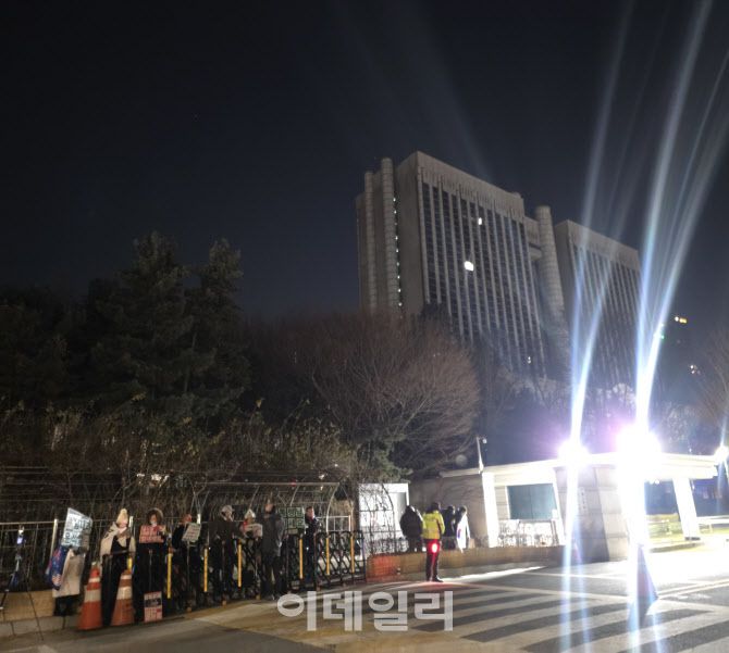 윤석열 전 대통령의 내란 결심공판이 열린 14일 새벽 1시 40분께 윤 전 대통령 지지자들이 서울 서초구 서울중앙지방법원 앞에서 피켓을 들고 윤 전 대통령을 응원하고 있다.(사진=백주아 기자)